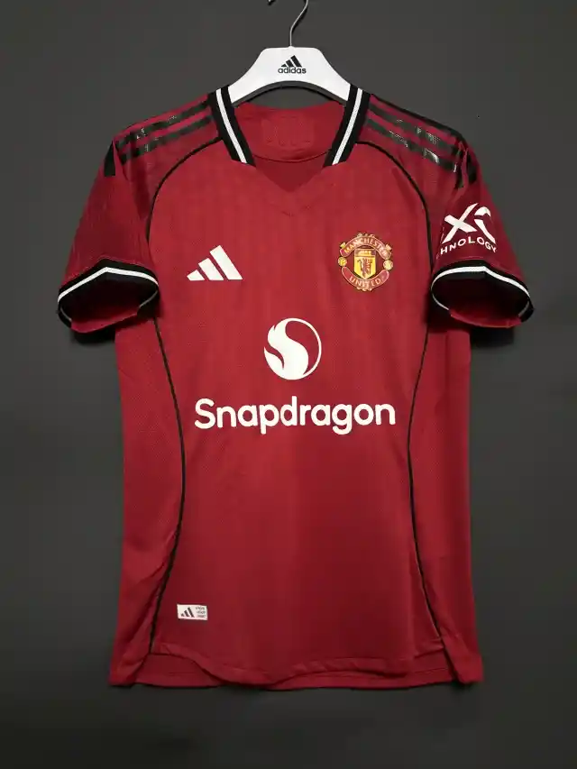 Man u home kit 25/26